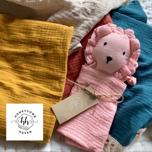 Honeycomb Haven Other - ⭐️ BOGO ⭐️ HP Leah the lion Muslin Lovey